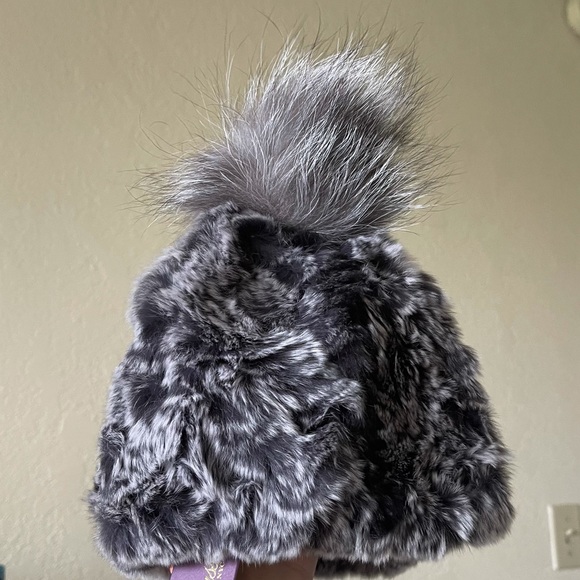 ? BWT Tory Burch Pom Pom Hat